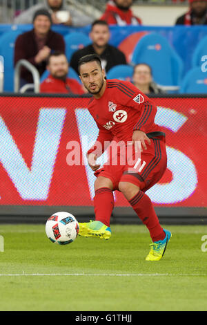 Toronto, Canada. 18 Maggio, 2016. Mo Babouli (11) di Toronto FC passa la palla durante la MLS di stagione regolare il gioco tra Toronto FC e New York City FC presso BMO Field a Toronto in Canada il 18 maggio 2016. Credito: Cal Sport Media/Alamy Live News Foto Stock