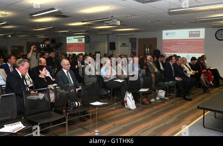 Londra, Regno Unito. 18 Maggio, 2016. Un dibattito sul referendum dell'UE è tenuto presso la London Academy di diplomazia della Newcastle University di Londra il 18 maggio 2016. © Han Yan/Xinhua/Alamy Live News Foto Stock