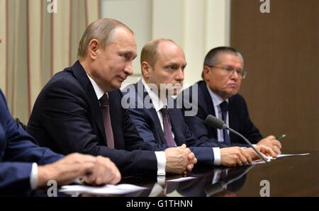 Mosca, Russia. 18 Maggio, 2016. Il presidente russo Vladimir Putin ha presieduto una riunione con i membri permanenti del Consiglio di sicurezza al Cremlino Maggio 17, 2016 a Mosca, in Russia. Credito: Planetpix/Alamy Live News Foto Stock