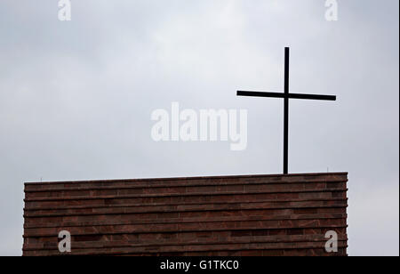 Leipzig, Germania. 18 Maggio, 2016. La croce sul Probsteikirche (chiesa prepositura) di Lipsia, in Germania, il 18 maggio 2016. Il centesimo i cattolici tedeschi giorno si svolgerà dal 25 al 29 maggio 2016 sotto il motto "eht, da ist der Mensch" (look, vi è l'uomo). Foto: JAN WOITAS/dpa/Alamy Live News Foto Stock