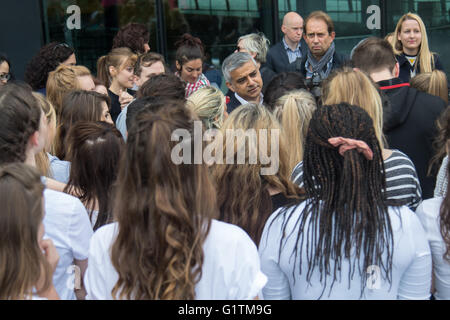 City Hall di Londra, 19 maggio 2016. Nella foto: il sindaco di Londra Sadiq Khan colloqui con i ballerini. Il sindaco di Londra Sadiq Khan si unisce a livello internazionale ha celebrato il coreografo Akram Khan e londinesi di tutta la capitale come fanno i loro warm-up a City Hall internazionale per la grande promessa di danza. L'anteprima delle prestazioni più avanti del mondo grande evento di danza. Venerdì 20 Maggio, oltre 40.000 persone in 43 paesi in tutto il mondo saranno in grado di prendere parte alla danza, che è stato appositamente preparato la coreografia da Akram Khan. Credito: Paolo Davey/Alamy Live News Foto Stock