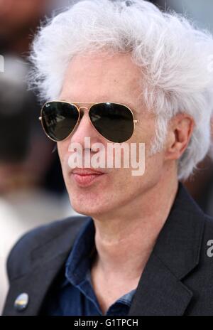 Cannes, Francia. 19 Maggio, 2016. Direttore Jim Jarmusch pone durante un photocall per il film "Gimme pericolo' fuori concorso alla sessantanovesima Cannes Film Festival di Cannes, Francia, 19 maggio 2016. Credito: Jin Yu/Xinhua/Alamy Live News Foto Stock