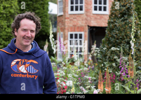 Londra, Regno Unito. 19 maggio 2016. Giardino irlandese designer Diarmuid Gavin. Giardinieri e orticoltori sta impostando la mostra Giardini e le composizioni floreali della RHS Chelsea Flower Show. Il 2016 Chelsea Flower Show apre al pubblico il Martedì, 24 maggio 2016. Credito: Immagini vibranti/Alamy Live News Foto Stock