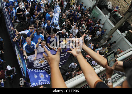 Bangkok, Tailandia. 19 Maggio, 2016. Vichai Srivaddhanaprabha possiede anche il football club ha portato Il Leicester City player e manager Claudio Ranieri il Bus up Cabriolet Parade festeggiare il trofeo della Premier League 2016 per le strade diverse a Bangkok. Credito: Vichan Poti/Pacific Press/Alamy Live News Foto Stock