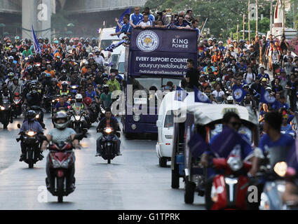 Bangkok, Tailandia. 19 Maggio, 2016. Vichai Srivaddhanaprabha possiede anche il football club ha portato Il Leicester City player e manager Claudio Ranieri il Bus up Cabriolet Parade festeggiare il trofeo della Premier League 2016 per le strade diverse a Bangkok. Credito: Vichan Poti/Pacific Press/Alamy Live News Foto Stock