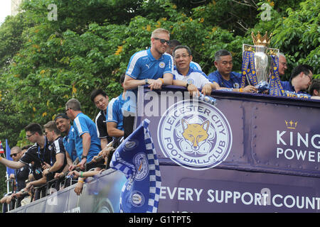 Bangkok, Tailandia. 19 Maggio, 2016. Vichai Srivaddhanaprabha possiede anche il football club ha portato Il Leicester City player e manager Claudio Ranieri il Bus up Cabriolet Parade festeggiare il trofeo della Premier League 2016 per le strade diverse a Bangkok. Credito: Vichan Poti/Pacific Press/Alamy Live News Foto Stock