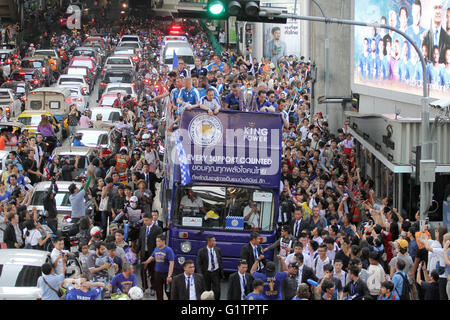 Bangkok, Tailandia. 19 Maggio, 2016. Vichai Srivaddhanaprabha possiede anche il football club ha portato Il Leicester City player e manager Claudio Ranieri il Bus up Cabriolet Parade festeggiare il trofeo della Premier League 2016 per le strade diverse a Bangkok. Credito: Vichan Poti/Pacific Press/Alamy Live News Foto Stock