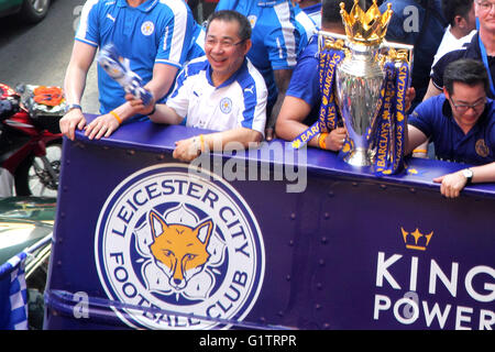 Bangkok, Tailandia. Il 19 maggio 2016. Il Leicester City del Presidente Vichai Srivaddhanaprabha e giocatori di squadra salutare locali come sfilano con il loro inglese Premier League Trophy in una via centrale di Bangkok. Credito: Piti un Sahakorn/Alamy Live News Foto Stock