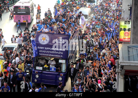 Bangkok, Tailandia. Il 19 maggio 2016. Il Leicester City manager Claudio Ranieri, Presidente Vichai Srivaddhanaprabha, Vice Presidente Aiyawatt Srivaddhanaprabha e giocatori di squadra salutare locali come sfilano con il loro inglese Premier League Trophy in una via centrale di Bangkok. Credito: Piti un Sahakorn/Alamy Live News Foto Stock