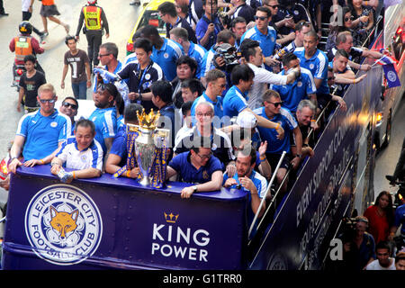 Bangkok, Tailandia. Il 19 maggio 2016. Il Leicester City manager Claudio Ranieri, Presidente Vichai Srivaddhanaprabha, Vice Presidente Aiyawatt Srivaddhanaprabha e giocatori di squadra salutare locali come sfilano con il loro inglese Premier League Trophy in una via centrale di Bangkok. Credito: Piti un Sahakorn/Alamy Live News Foto Stock