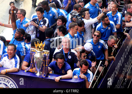 Bangkok, Tailandia. Il 19 maggio 2016. Il Leicester City manager Claudio Ranieri, Presidente Vichai Srivaddhanaprabha, Vice Presidente Aiyawatt Srivaddhanaprabha e giocatori di squadra salutare locali come sfilano con il loro inglese Premier League Trophy in una via centrale di Bangkok. Credito: Piti un Sahakorn/Alamy Live News Foto Stock