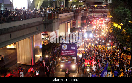 Bangkok, Tailandia. Il 19 maggio 2016. Il Leicester City manager Claudio Ranieri, Presidente Vichai Srivaddhanaprabha, Vice Presidente Aiyawatt Srivaddhanaprabha e giocatori di squadra salutare locali come sfilano con il loro inglese Premier League Trophy in una via centrale di Bangkok. Credito: Piti un Sahakorn/Alamy Live News Foto Stock