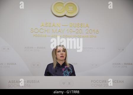 Sochi, Russia. 19 Maggio, 2016. Ministero russo degli Affari Esteri portavoce Maria Zakharova parla nel corso di una conferenza stampa a Sochi, Russia, 19 maggio 2016. Ministero russo degli Affari Esteri il giovedì ha ribadito che il paese aderisce alla politica di "una sola Cina". © Bai Xueqi/Xinhua/Alamy Live News Foto Stock