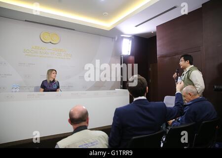 Sochi, Russia. 19 Maggio, 2016. Ministero russo degli Affari Esteri portavoce Maria Zakharova ascolta come un giornalista con Xinhua News Agency pone domande nel corso di una conferenza stampa a Sochi, Russia, 19 maggio 2016. Ministero russo degli Affari Esteri il giovedì ha ribadito che il paese aderisce alla politica di "una sola Cina". © Bai Xueqi/Xinhua/Alamy Live News Foto Stock