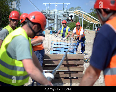 Lavoratori impiombare il filo di controllo per il cavo auto presso il cantiere per la International Garden Show (IGA) di Berlino, Germania, 18 maggio 2916. Molla di avviamento 2017, gondole di cavalcare lungo la 1.5km-lungo percorso ad una altezza di 30 metri. Foto: Britta Pedersen/dpa Foto Stock