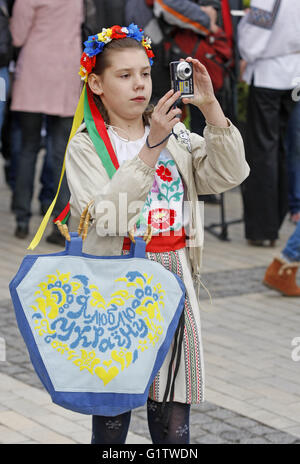 Kiev, Ucraina. 19 Maggio, 2016. Una ragazza ucraina vestito in nazionale ucraino camicia ricamata denominato 'Vyshyvanka' scattare una foto durante un flash mob Vyshyvanka dedicata alla giornata a Sofia Square. Slavo abbigliamento tradizionale con elementi di ucraino ricami etnici 'Vyshyvanka' è molto popolare fra i patrioti ucraini. © Vasyl Shevchenko/Pacific Press/Alamy Live News Foto Stock