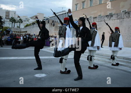 Atene, Grecia. 19 Maggio, 2016. Ponziano greci riuniti in piazza Syntagma come parte di Ponziano genocidio greco giorno del ricordo. © George Panagakis/Pacific Press/Alamy Live News Foto Stock