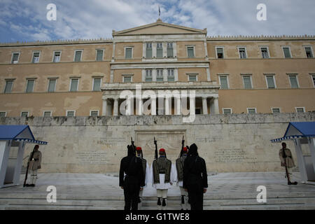 Atene, Grecia. 19 Maggio, 2016. Ponziano greci riuniti in piazza Syntagma come parte di Ponziano genocidio greco giorno del ricordo. © George Panagakis/Pacific Press/Alamy Live News Foto Stock