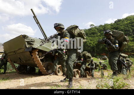 Caracas, Venezuela. 19 Maggio, 2016. Soldati di prendere parte a una sessione di formazione durante il venezuelano Ministro della difesa Vladimir Padrino nel controllo dell'311 meccanizzata del battaglione di fanteria 'Simon Bolivar' nell'Tiuna Fort, Caracas, la capitale del Venezuela, il 19 maggio 2016. Venezuela bolivariano di forze armate nazionali (FANB) terranno esercitazioni militari durante i prossimi due giorni. Credito: Zurimar Campos/AVN/Xinhua/Alamy Live News Foto Stock