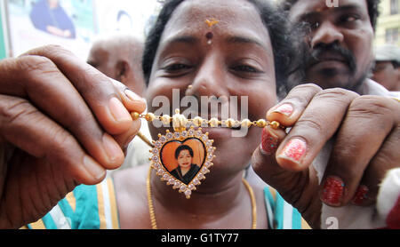 (160520) -- CHENNAI, 20 maggio 2016 (Xinhua) -- un sostenitore mostra una collana con un ritratto di Jayaram Jayalitha come essa celebra la vittoria di Jayaram Jayalitha e il suo partito di tutta l India Anna Dravida Munnetra Kazhagam (AIADMK) a Chennai, capitale del sud lo stato indiano del Tamil Nadu, 19 maggio 2016. AIADMK ha vinto il gruppo elezione per la sesta volta il giovedì. (Xinhua/Stringer)(zhf) Foto Stock