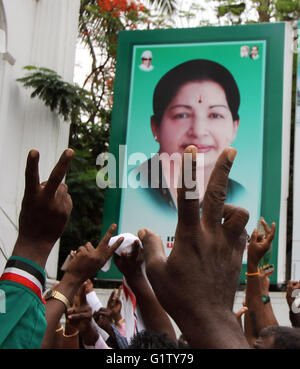 (160520) -- CHENNAI, 20 maggio 2016 (Xinhua) -- sostenitori gesto come si celebra la vittoria di Jayaram Jayalitha e il suo partito di tutta l India Anna Dravida Munnetra Kazhagam (AIADMK) a Chennai, capitale del sud lo stato indiano del Tamil Nadu, 19 maggio 2016. AIADMK ha vinto il gruppo elezione per la sesta volta il giovedì. (Xinhua/Stringer)(zhf) Foto Stock