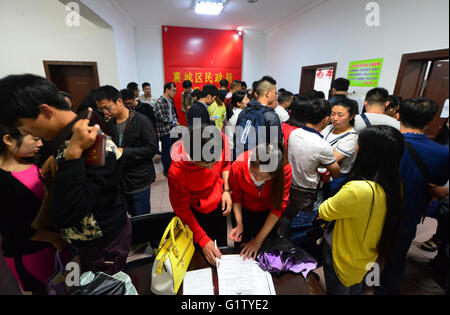 Xiangyang, la Cina della provincia di Hubei. Il 20 maggio 2016. Le coppie di attendere per la registrazione per il matrimonio al distretto di Xiangcheng affare civile Bureau in Xiangyang, centrale cinese della provincia di Hubei, 20 maggio 2016. Molte coppie hanno scelto di registrarsi per il matrimonio il 20 maggio come la pronuncia '520' è omofona per "ti amo" in cinese. © Xie Yong/Xinhua/Alamy Live News Foto Stock