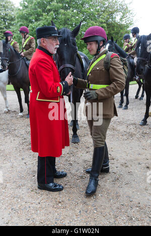 Londra, Regno Unito. Il 20 maggio 2016. Soldati di cavalleria della famiglia montato reggimento frequentare una sorpresa prima colazione con Chelsea pensionati presso il Royal Hospital Chelsea. Credito: Vickie Flores/Alamy Live News Foto Stock