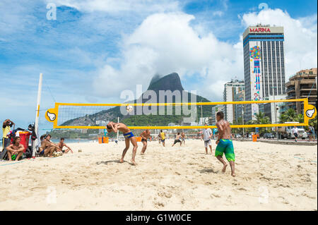 RIO DE JANEIRO - MARZO 17, 2016: i giovani brasiliani giocare un gioco di futevolei/footvolley, uno sport che unisce il calcio e pallavolo Foto Stock