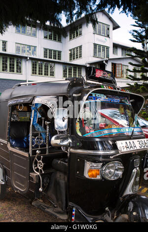 Sri Lanka, Ella, Passara Rd, Finlay's Newburgh Green Tea Break Fabbrica, autorickshaw privato Foto Stock