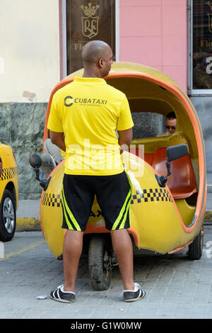 Coco taxi con Cuba Taxi driver a l'Avana, Cuba Foto Stock