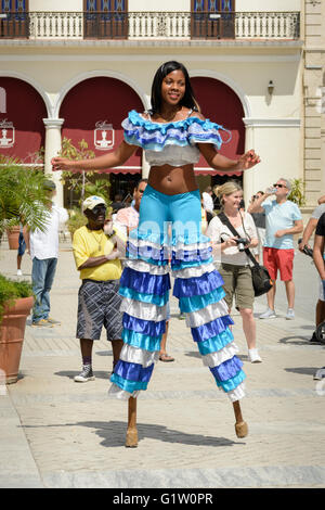 Artisti di strada ballo su palafitte in Plaza Vieja (la piazza vecchia), Habana (l'Avana, Cuba Foto Stock