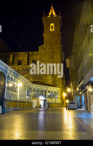 Vista notturna della famosa città di Vigo, Spagna Foto Stock