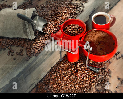 Red coffee mill e i chicchi di caffè Foto Stock