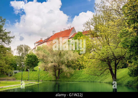 Parco con laghetto nel centro di Tallinn. Estonia Foto Stock