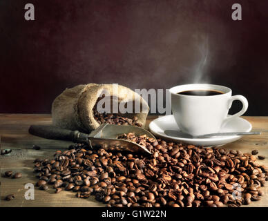 Tazza di caffè e caffè in grani Foto Stock