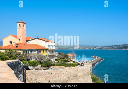 Piccola cittadina di Talamone. Regione di Grosseto, Toscana, Italia Foto Stock