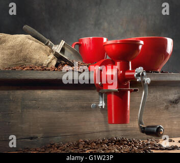 Red coffee mill e i chicchi di caffè Foto Stock