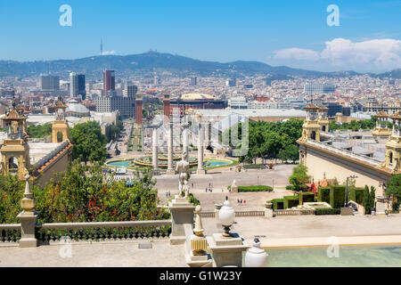 Vista della Piazza Espanya dalla collina di Montjuic. Barcelona, Spagna Foto Stock