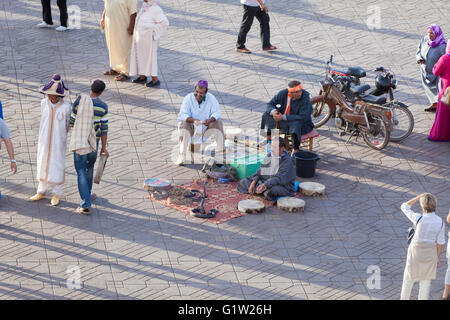 Il serpente incantatore sulla piazza Djemma al Fna, Marrakech, Marocco Foto Stock