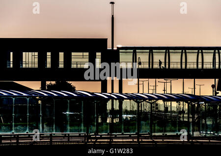 Lone passeggero architettura grafica Dublin Airport Terminal Due, Irlanda Foto Stock