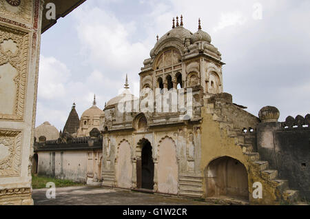 Cancello di ingresso di un chhatri dei maharaja parikshat, 7 raja di datia (1801 1839), datia, Madhya Pradesh, India Foto Stock