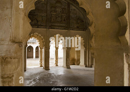 Vista interna di chhatri dei maharaja parikshat, 7 raja di datia (1801 1839), datia, Madhya Pradesh, India Foto Stock