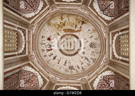 Mitologici dipinti sul soffitto del chhatri dei maharaja parikshat, 7 raja di datia (1801 1839), datia, madhya prad Foto Stock