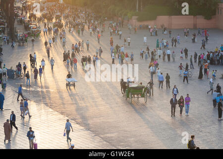 Persone in piazza Jemaa el Fna a Marrakech, Marocco Foto Stock