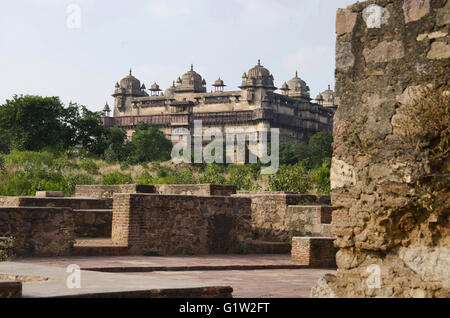 Rovine di vecchi edifici e vista esterna di Jahangir Mahal (palazzo), palazzo costruito dalla Bir Singh Deo nel 1605 per l'Empero Mughal Foto Stock