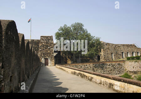 Tiranga (Indiano tricolore) e vista interna di Fort Jhansi Jhansi (ka Kila), Jhansi, Uttar Pradesh, India Foto Stock