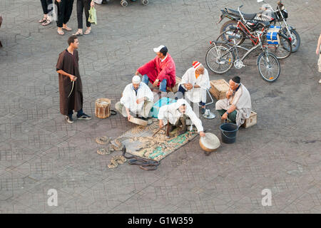 Il serpente incantatore sulla piazza Djemma al Fna, Marrakech, Marocco Foto Stock