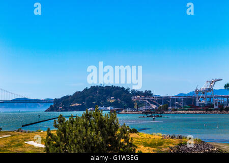 Navi, contenitori e gru presso il porto di Oakland California USA Foto Stock