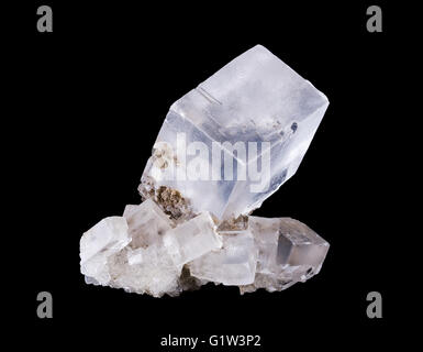 Salgemma crystal cluster vista anteriore su sfondo nero, halite, minerale in forma di cloruro di sodio NaCl. Foto Stock