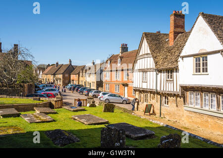 Veduta della chiesa street dalla tomba-cantiere di Lacock village REGNO UNITO Foto Stock